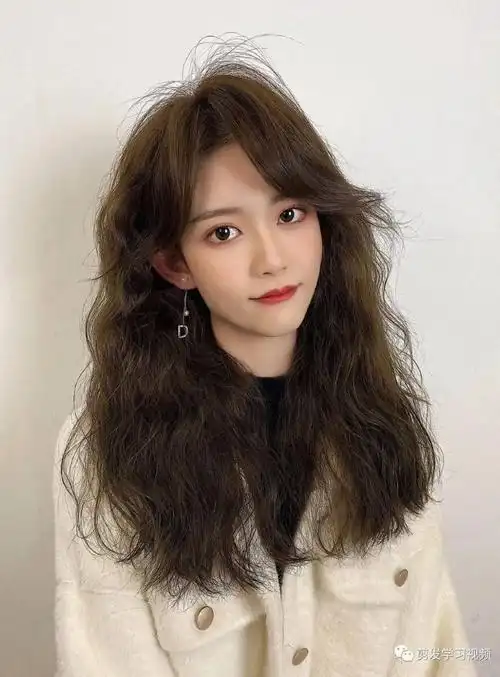 年底烫发就选"法式蛋蛋烫",减龄显气质_发型