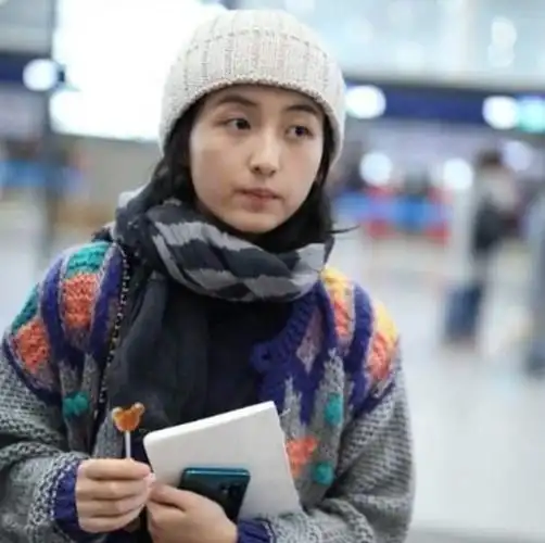 张子枫机场吃棒棒糖,看清形状,网友:明星连吃的都跟我们不一样