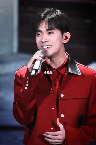 腿是真的长!_易烊千玺未来无界_娱乐_明星娱乐资讯