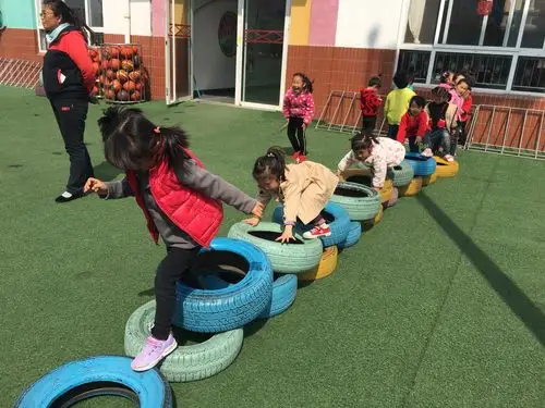 童年童趣梦想天地 ——辛寨镇中心幼儿园中二班户外活动