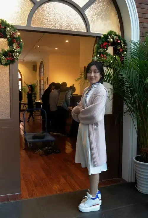 年轻漂亮的礼仪小姐,"笑容可掬",迎接宾客光临活动现场.