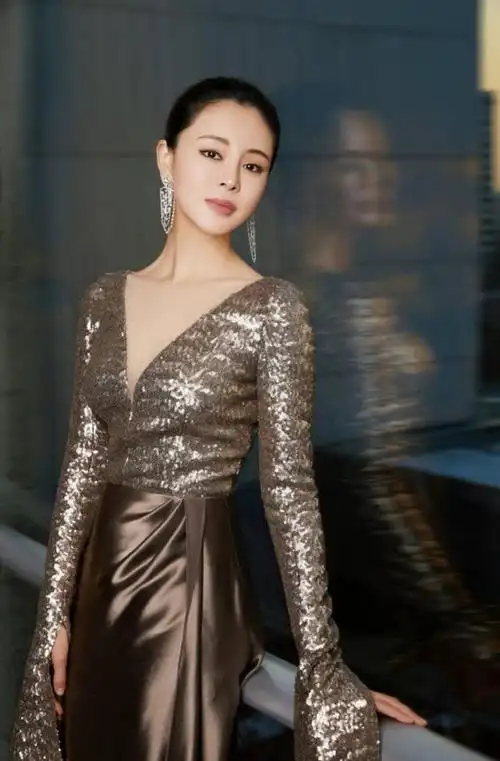 礼服的下半身为深香槟色长款开叉设计,稍一侧身便能展现出关悦修长