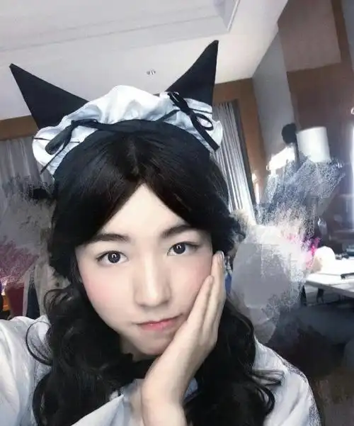 王俊凯女装被路人认成女爱豆