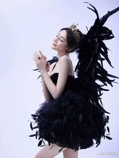 迪丽热巴绝美图照,黑天鹅造型,优雅迷人