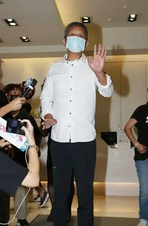 小鬼老父亲凝望儿子遗照,沉痛背影惹小鬼粉丝鼻酸_黄鸿升_时间_爸爸