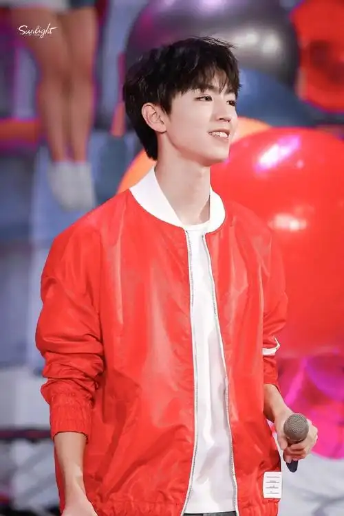 [tfboys][新闻]190724 当红色遇上百变少年王俊凯,完美展现青春的格调