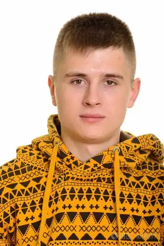 年轻的白人男子的脸上