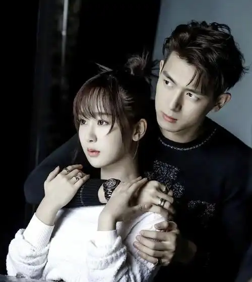 杨紫李现官宣情侣装甜蜜爆表网友大呼这才是恋爱该有的亚子