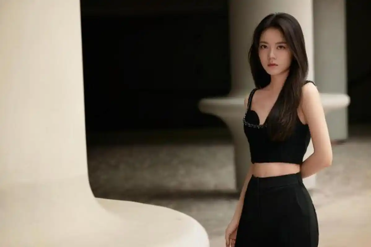 赵今麦的一组美照,她披散长发妆容干净,现身黑色吊带搭配黑色长裤