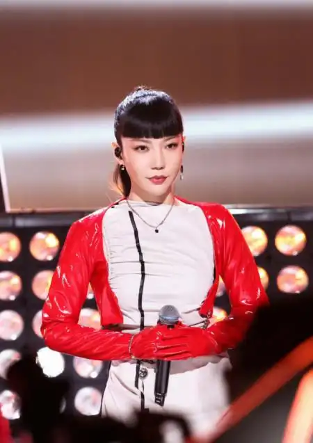 隐退三年的吴莫愁归来,主动按下"暂停键"