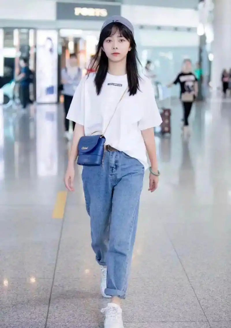 谭松韵现身机场,穿搭朴素像"路人",也照样抢尽风头!