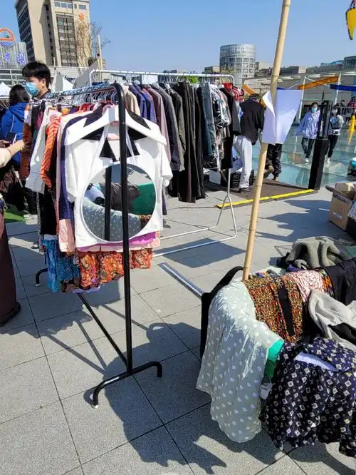 歪性大娃集市摆摊