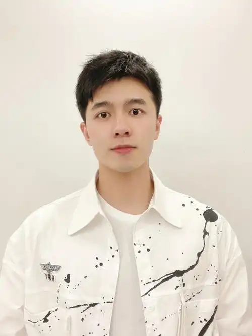 男士美人尖适合什么发型