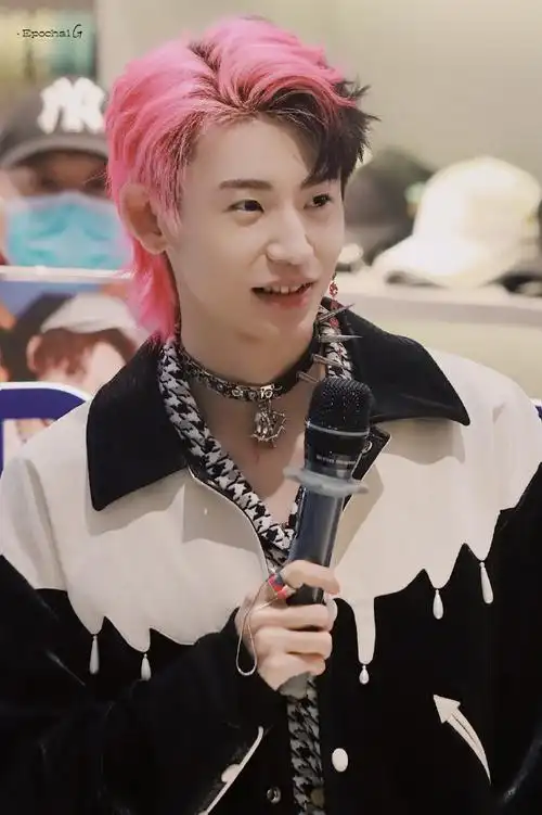 小鬼今日品牌活动饭拍双拼发色,潮酷穿搭,每一次造型都很亮眼@小鬼