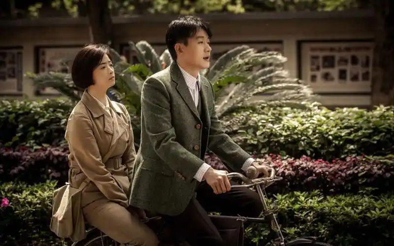 奔腾年代今日开播佟大为挑战变身工科男常怼怼