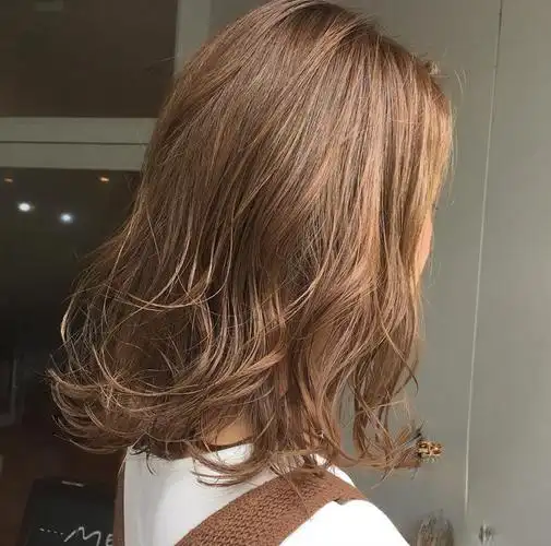 棕褐色属于深咖啡色系,所以比较白,也就是说皮肤比较黑的时候染这种发