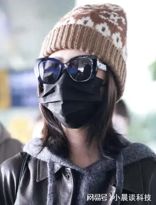 街拍谭松韵深棕色衬衫夹克棕色阔腿裤针织帽温柔亲切