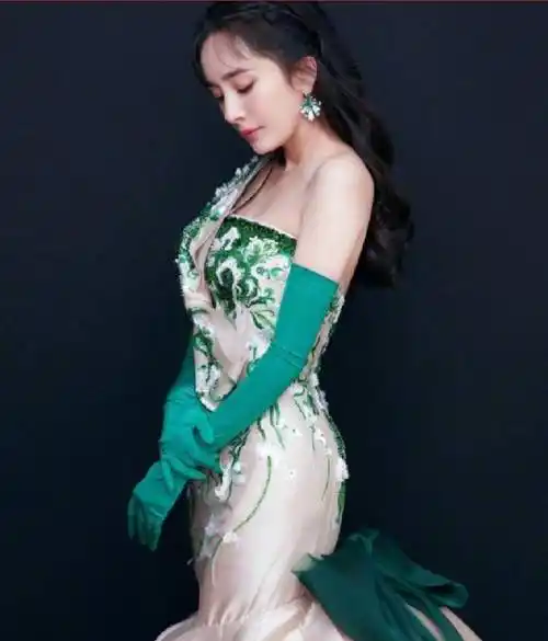 杨幂身材简直了,抹身材长裙展现少女感,美得猜不出年龄了_什么_时候