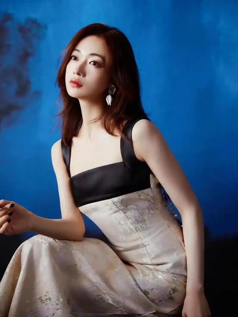 翻红后的吴谨言绝美!新中式礼服尽显国风之美!