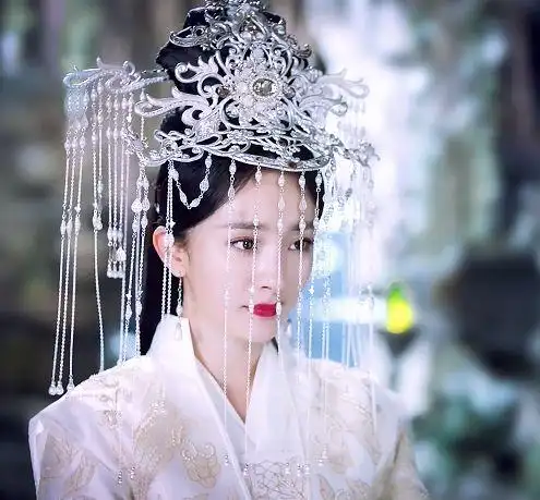 而且杨幂不仅以白浅的身份回归,还在电视剧中,穿上了婚服,彻底圆了