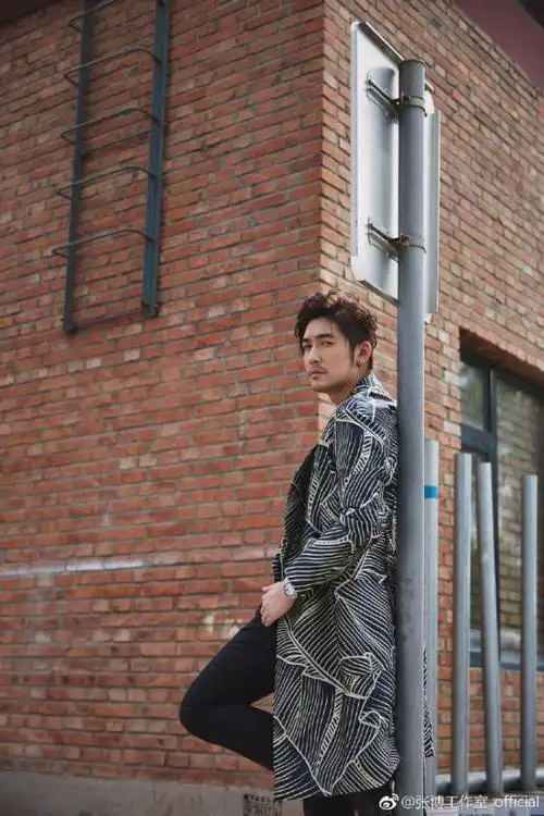 《封神演义》姬发饰演者张博的帅气写真,俊朗儒雅不失随性不羁