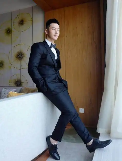 随后这张照片把黄晓明全身都拍进去了,看着他非常优雅的靠在沙发了