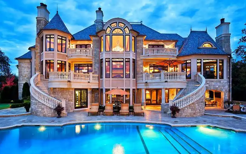 美国价值1亿元的湖畔别墅,如今半价出售,世界级的建筑外观如同到了