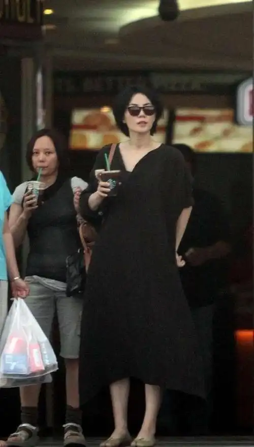 王菲的高级气质真藏不住穿黑色睡裙也低调不起来走路都带风