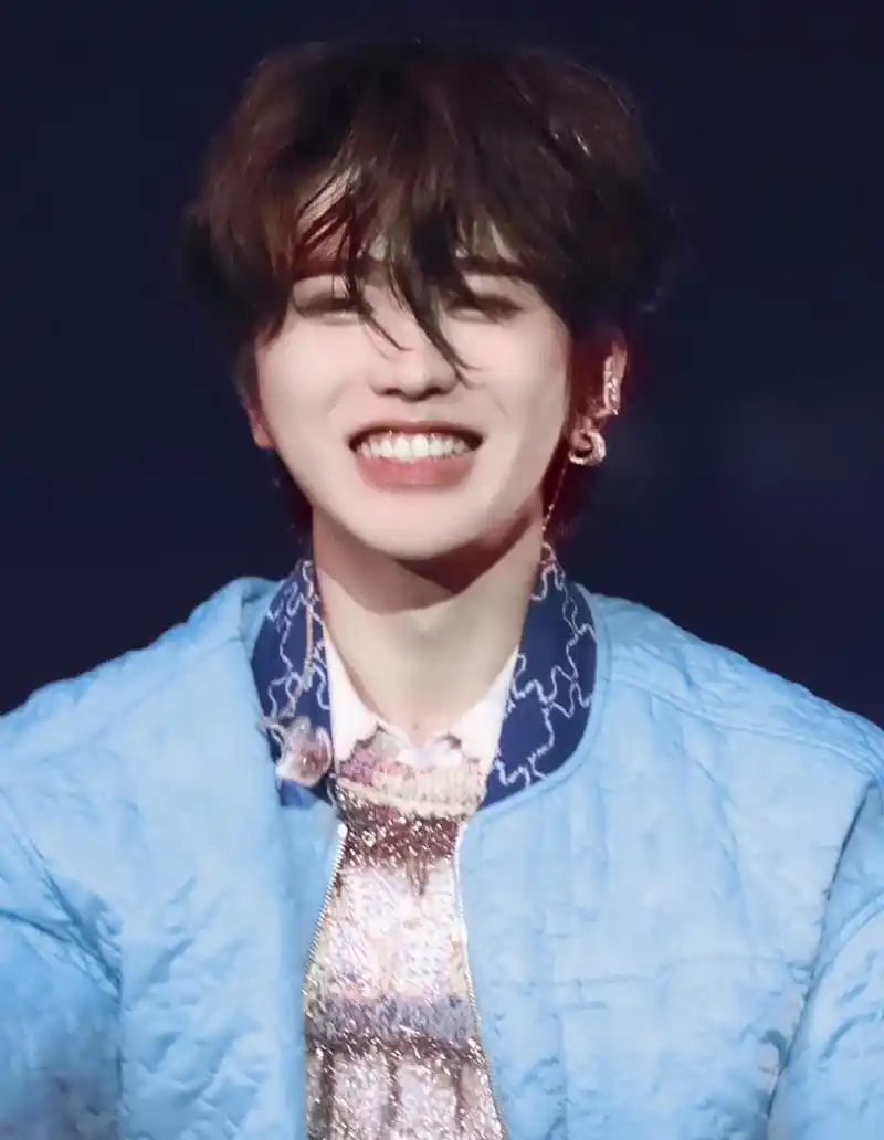 蔡徐坤新加坡演唱会,观众给他安排了一出洗白剧本:  开场哽咽,痛哭