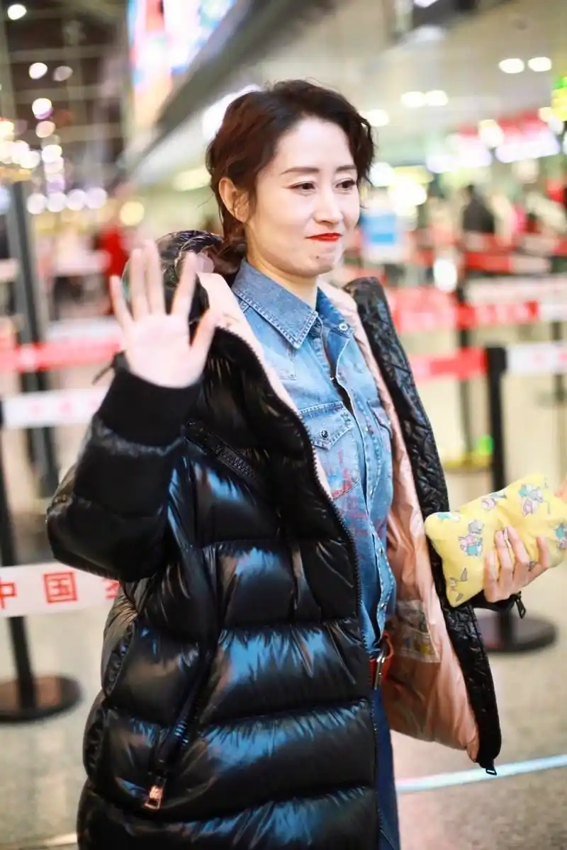 刘敏涛潇洒走机场再现大姐气场印染衬衫好像没洗净