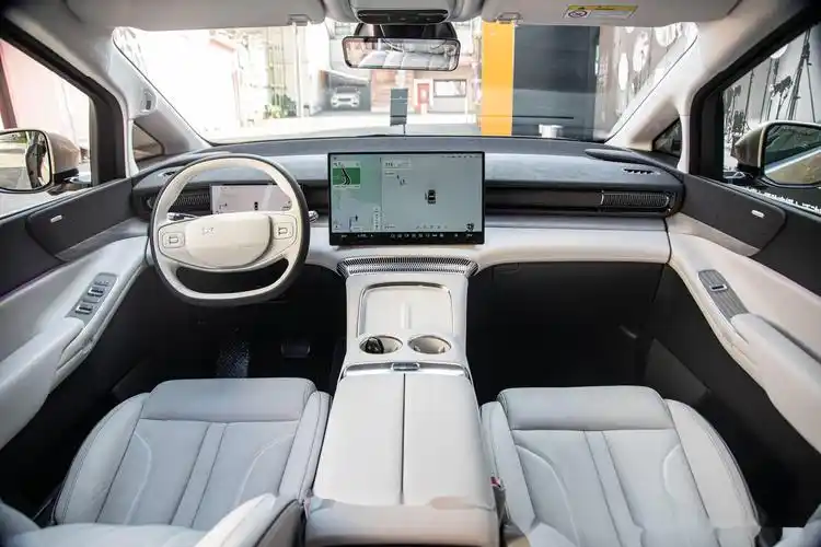 小鹏 x9 实拍来啦,这一次终于看清楚内饰了 冰箱,彩电,小桌板都给配上