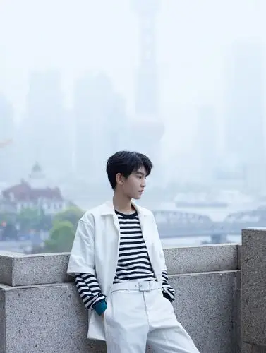 王俊凯穿白色衬衣搭黑白条纹衫清瘦朗润帅气迷人