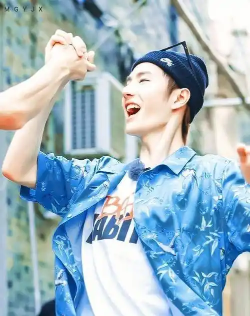 天天向上放出鞠婧祎选秀前照片,汪涵不敢接话,巧借王一博救场_钱枫