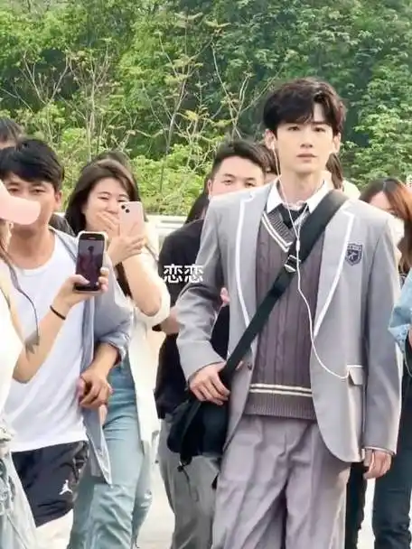 白敬亭#难哄#校服桑延师姐小记的微博视频