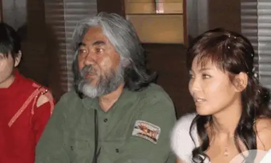 关系暧昧,还有网友爆出当年的照片,刘涛看着张纪中的眼中饱含深情