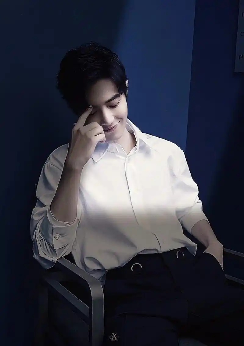 独一无二的坐姿[比心]#肖战# #优质作者榜