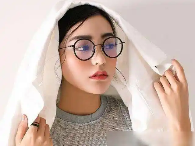 女孩子长期戴眼镜脸部会有3种变化看看你有没有中枪