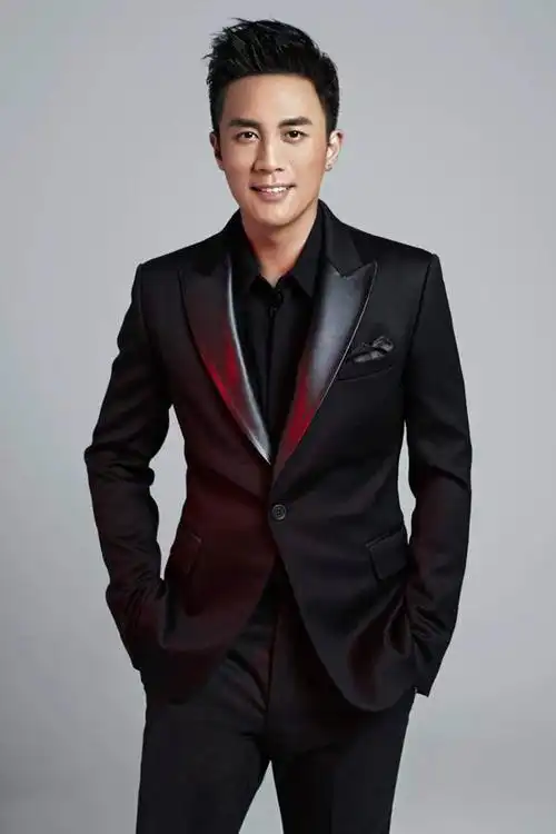 当红小生杜淳心疼离异单身的母亲与继母郑卫莉关系怎样