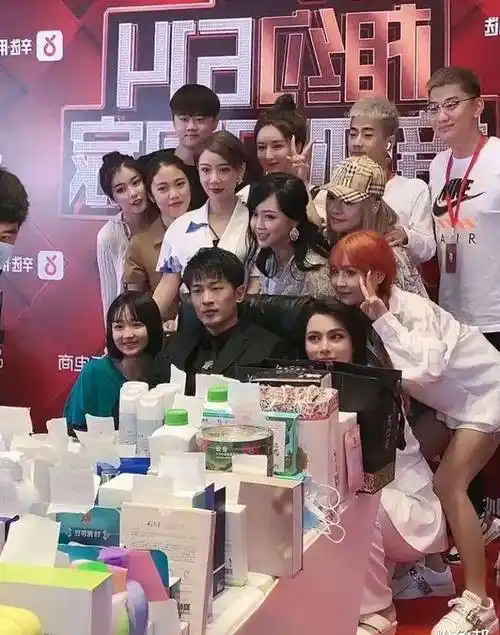 原创辛巴团队安九首秀破亿老总父亲出镜感谢将女儿交给辛选放心