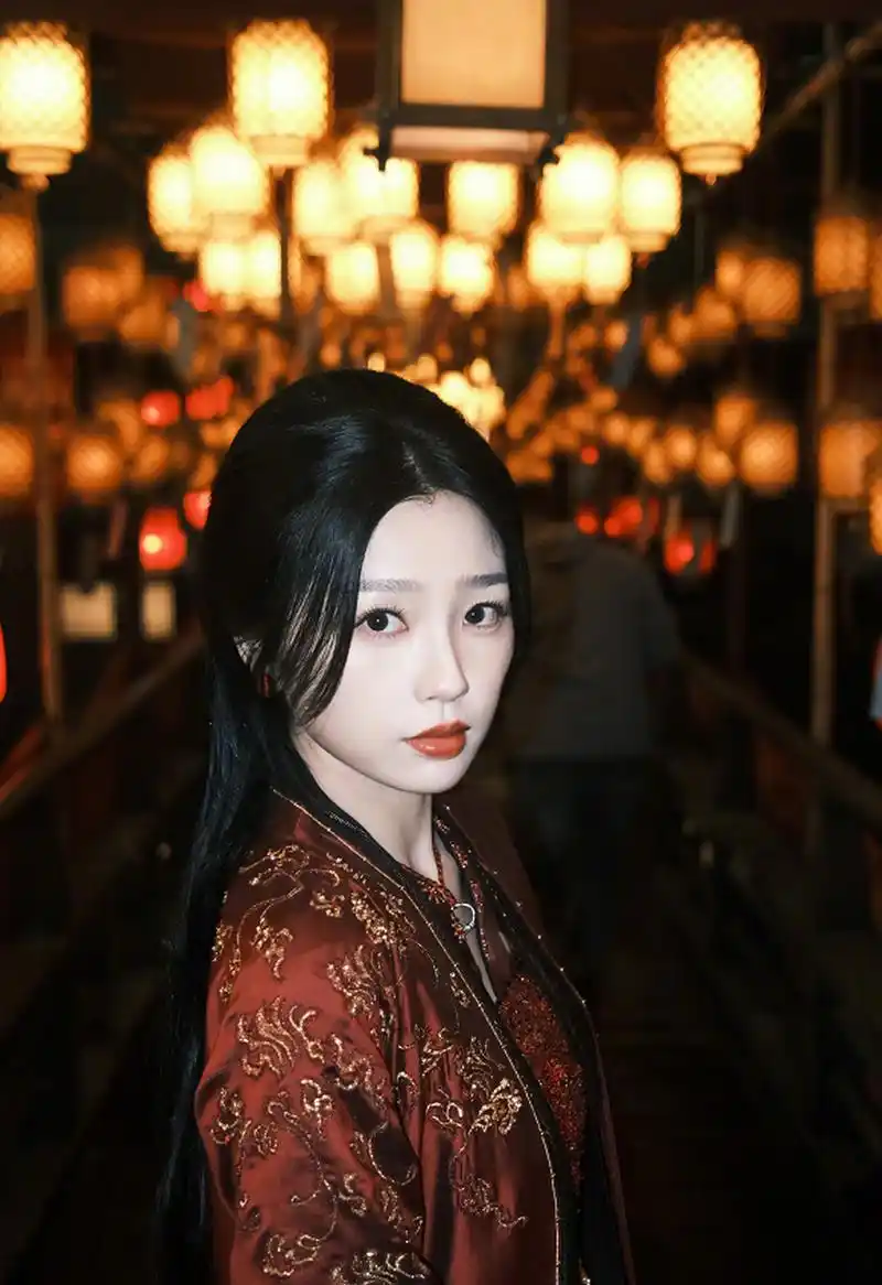 虞书欣的这组古装照,还是很有感觉的.