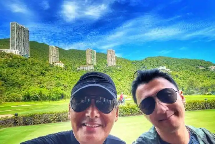 谢霆锋"捕获"野生发哥,两人罕见同框,网友晒发哥抱谢霆锋旧照_周润发