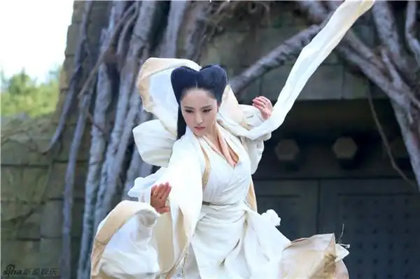 新《神雕》"祖师婆婆"剧照曝光 董璇 素衣白袍清丽脱俗