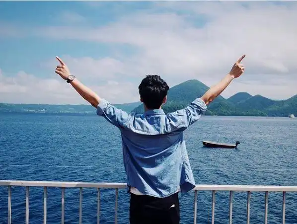 拍背影 拍背影,可谓是必须掌握的拍照必杀技,因为一个背影往往能给