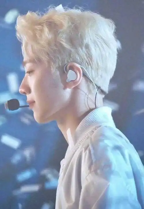 今日话题:男生的侧颜可以有多帅 甩图提名赖冠霖