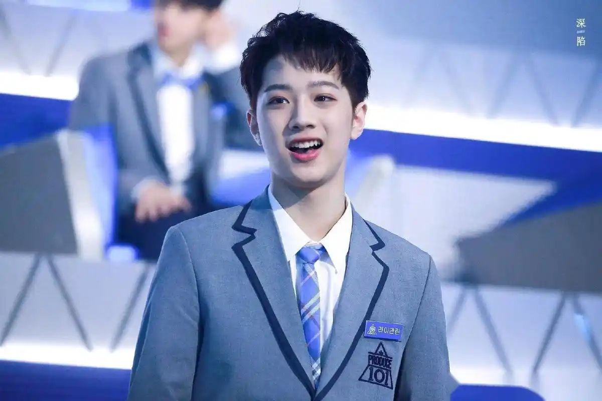 赖冠霖校服照,当初就是穿着校服出道的啊!