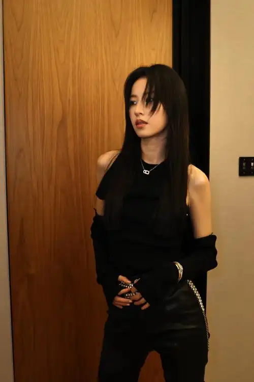 酷·飒·自如@周雨彤微博周雨彤超话#周雨彤小野猫妆容##大众电影2023