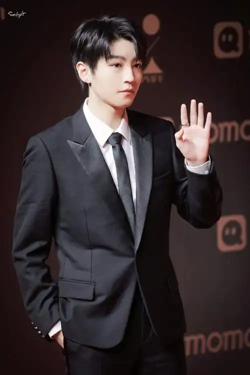 王俊凯 平遥国际电影展#王俊凯平遥国际电影展生图,西装凯好帅!