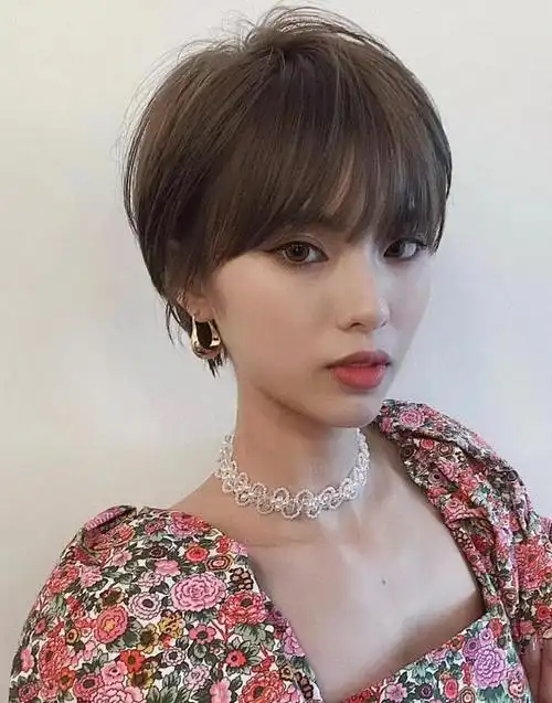 40-50岁女人,最好别乱剪头发!今年流行的洋气短发,减龄气质