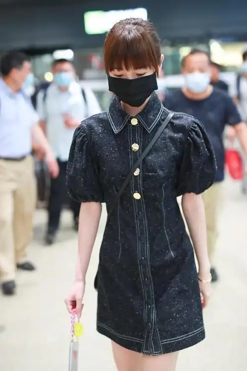 毛晓彤真有30多岁了吗?穿牛仔裙太有学生气,转身露美背真妩媚