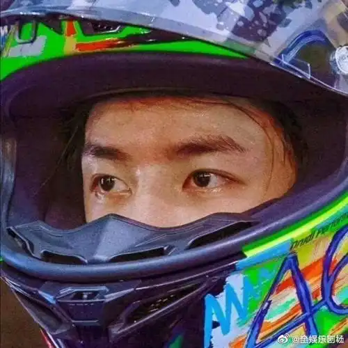 王一博戴头盔眼神对比##王一博2019年vs2023年